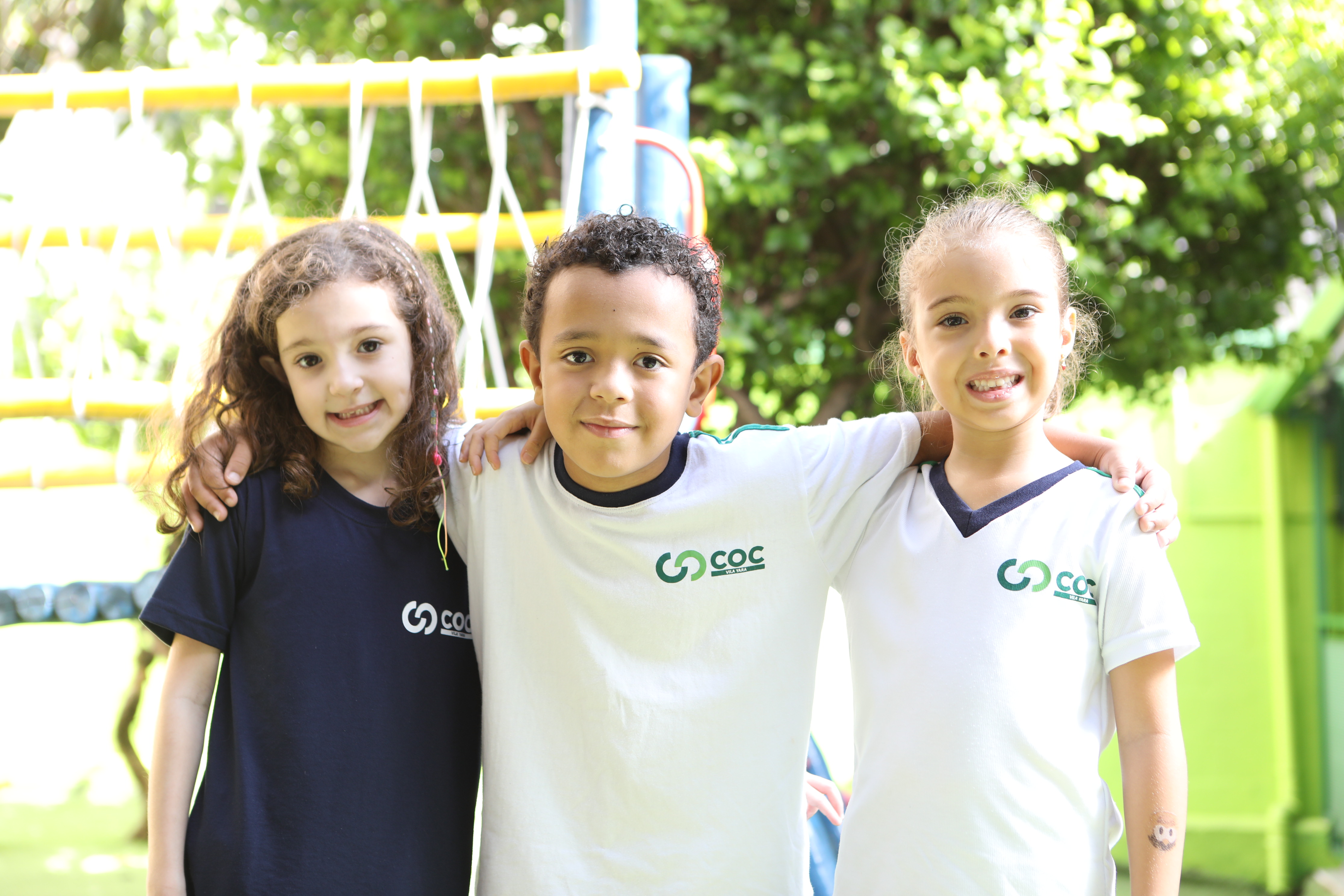 grupos de alunos juntos do fundamental 1